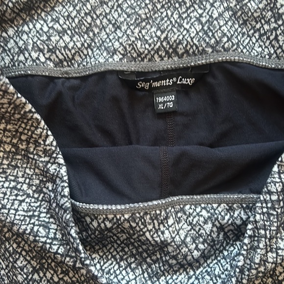 SEGMENTS LUXE SKORT SKIRT WITH BUILT IN SHORTS IN SIZE XL - Picture 3 of 6